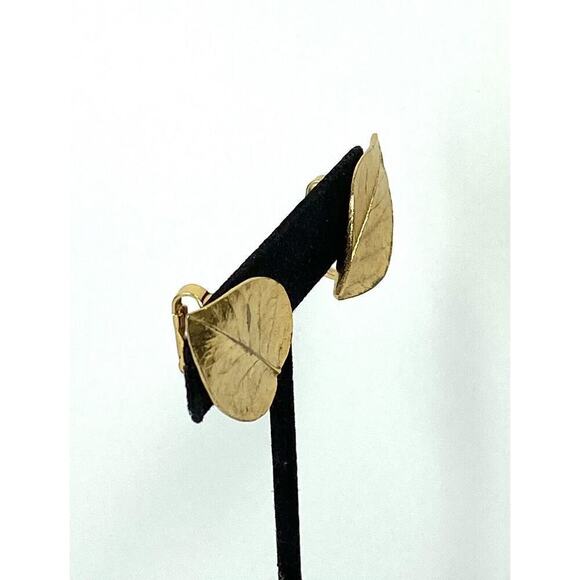 Crown Trifary Clip Ons Earrings Gold Tone Leaves Signed Vintage - Picture 4 of 16
